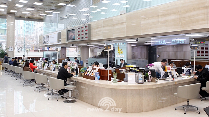 [핫이슈] 은행권 ‘핀테크 퇴직 태풍’…국민은행 대규모 희망퇴직 실시, 신한도 검토