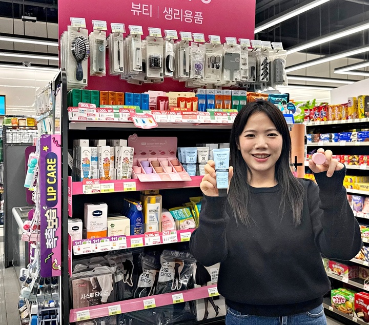 유통가 새 성장동력은 '가성비 뷰티'...편의점·마트·플랫폼까지 경쟁... - 뉴스 썸네일 이미지