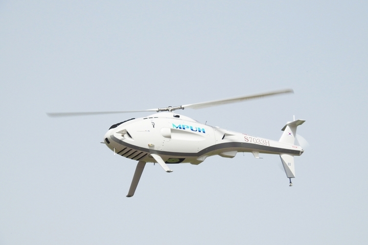 비행 중인 무인 헬리콥터