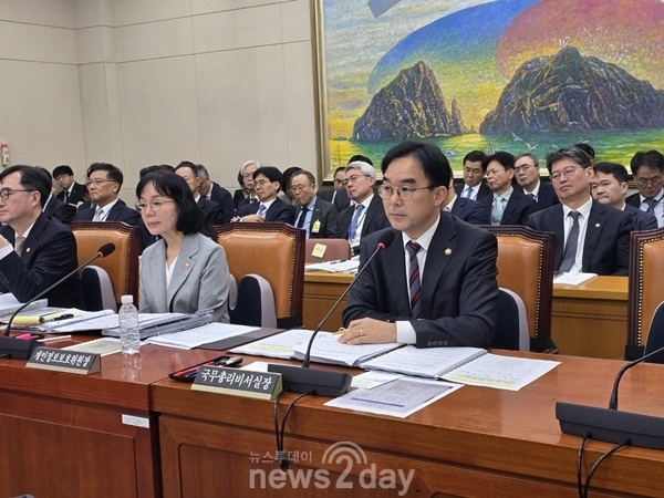 국정감사에 참석한 채이배 비서실장 사진